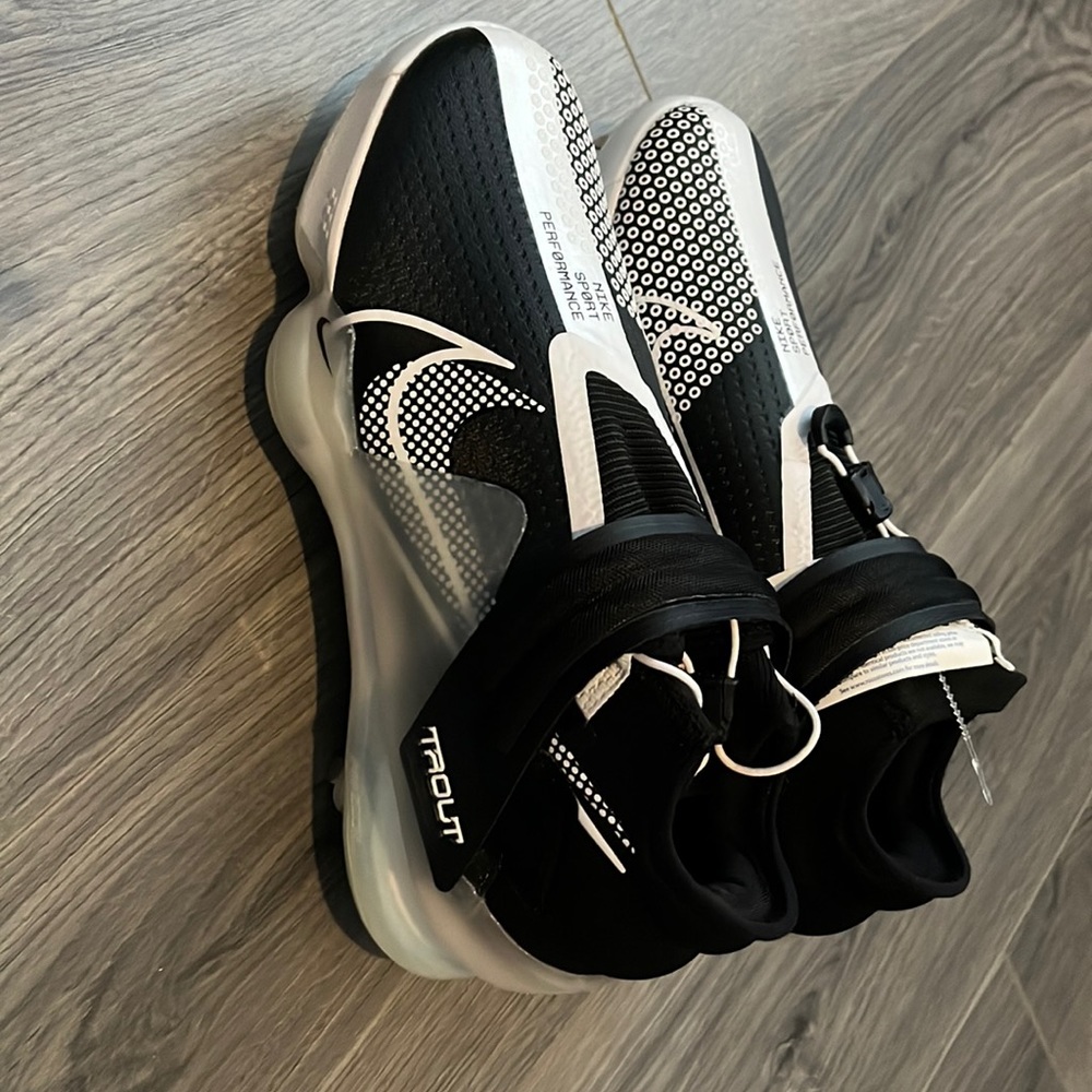 Brand new trout baseball cleats Nike sport performance size 8